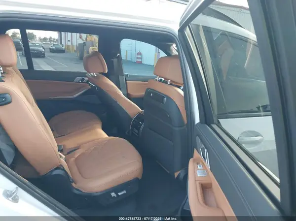 5UX23EM06R9W12430 2024 BMW X7 - Image 8