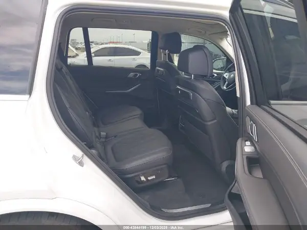 5UX23EM07R9U05416 2024 BMW X7 - Image 8