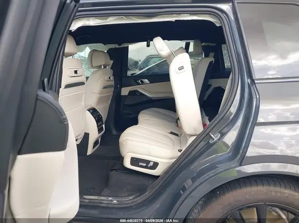5UX23EM07R9U17579 2024 BMW X7 - Image 8