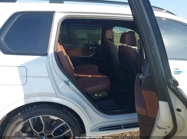5UX23EM07S9W44955 2025 BMW X7 - Image 8