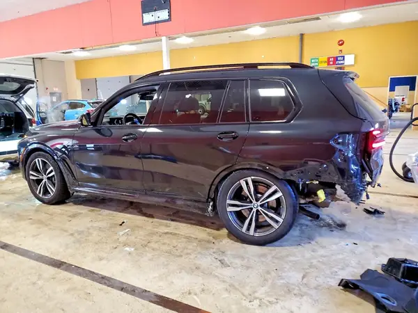 5UX23EM07S9Y41463 2025 BMW X7 - Image 2