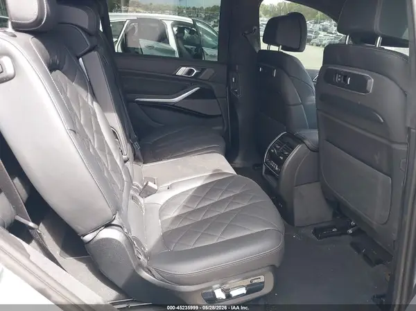 5UX23EM07T9123090 2026 BMW X7 - Image 8