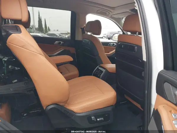 5UX23EM08R9S33333 2024 BMW X7 - Image 8