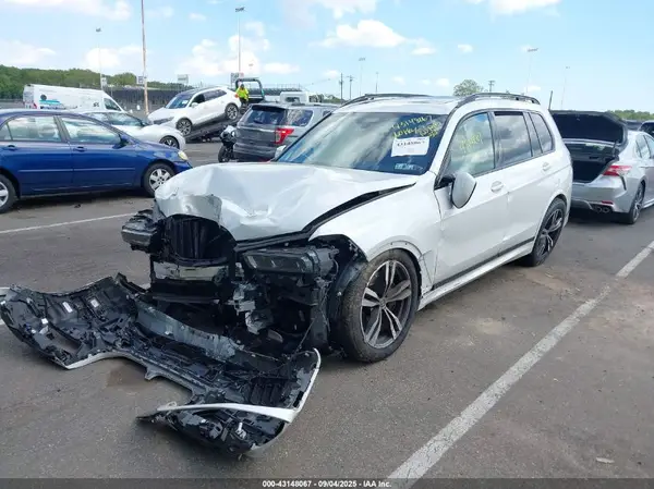 5UX23EM08R9U94106 2024 BMW X7 - Image 2