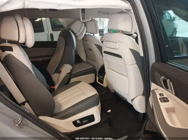 5UX23EM08T9073770 2026 BMW X7 - Image 8