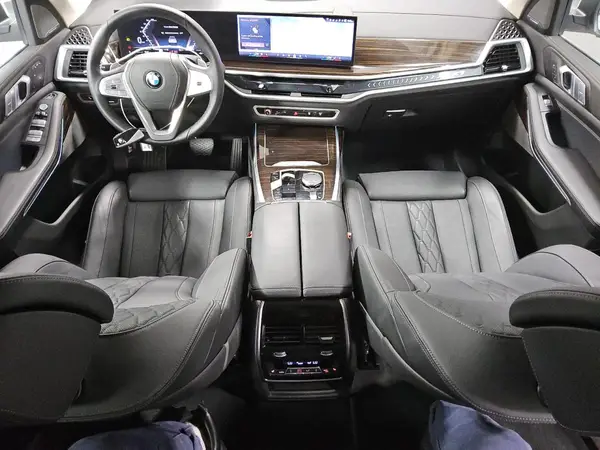 5UX23EM08T9077074 2026 BMW X7 - Image 8