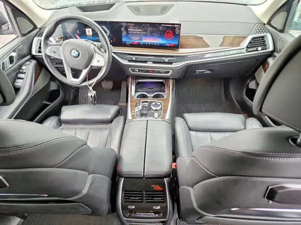 5UX23EM09R9S70570 2024 BMW X7 - Image 8