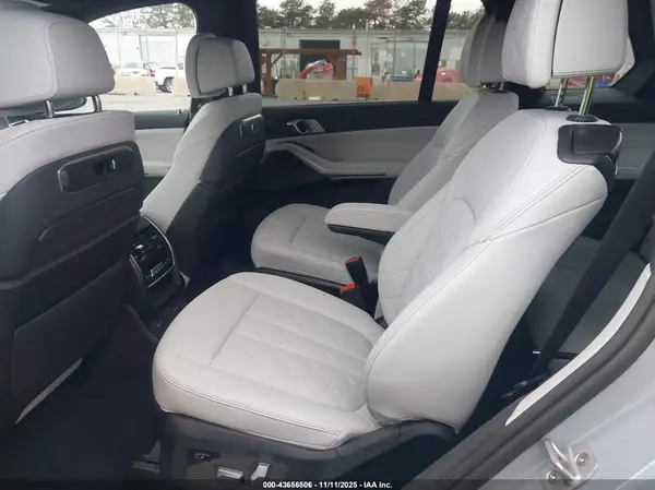 5UX23EM09T9087399 2026 BMW X7 - Image 8