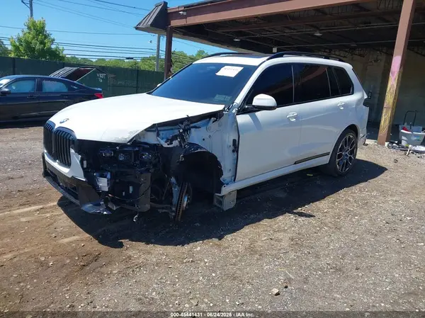 5UX23EM0XT9253123 2026 BMW X7 - Image 2