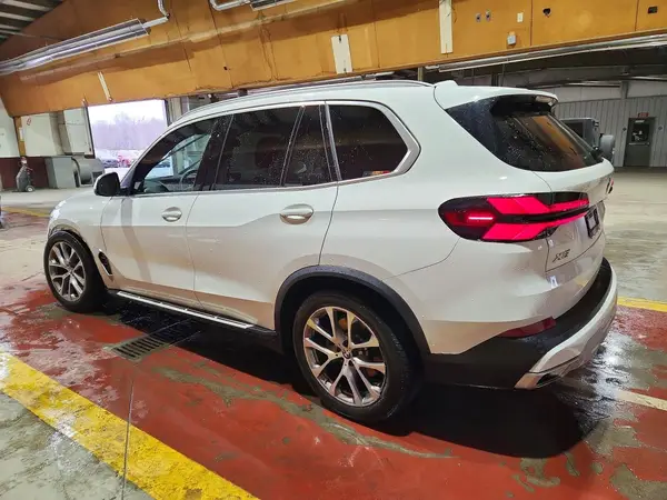 5UX23EU01T9107676 2026 BMW X5 - Image 2