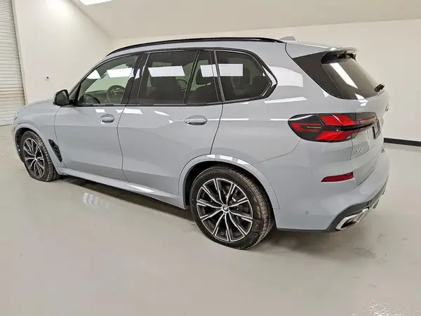 5UX23EU01T9195838 2026 BMW X5 - Image 2