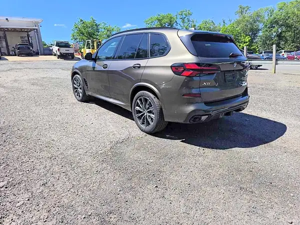 5UX23EU01T9389690 2026 BMW X5 - Image 2