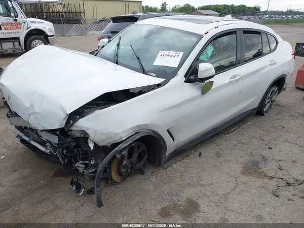 5UX33DT00N9K17363 2022 BMW X4 - Image 2