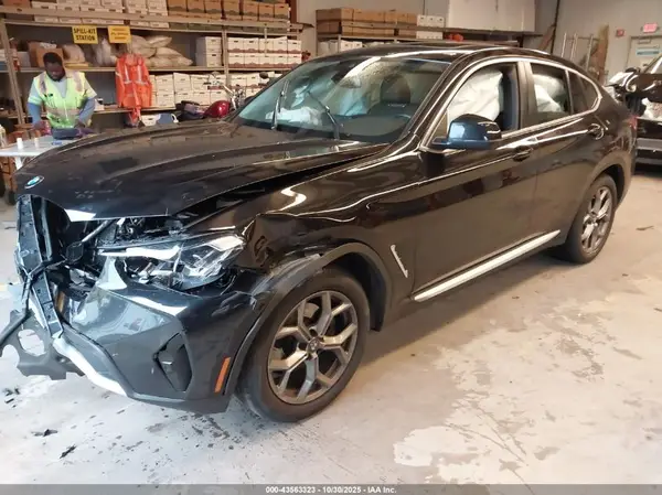 5UX33DT01R9V07584 2024 BMW X4 - Image 2