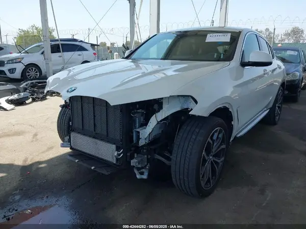 5UX33DT03R9T66002 2024 BMW X4 - Image 2