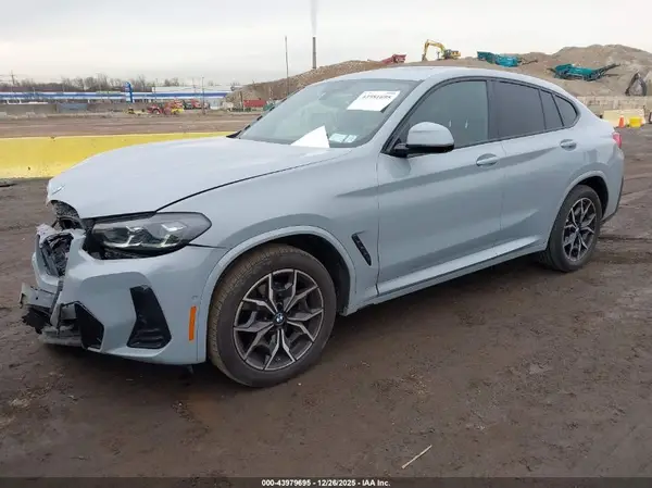 5UX33DT05R9U36003 2024 BMW X4 - Image 2
