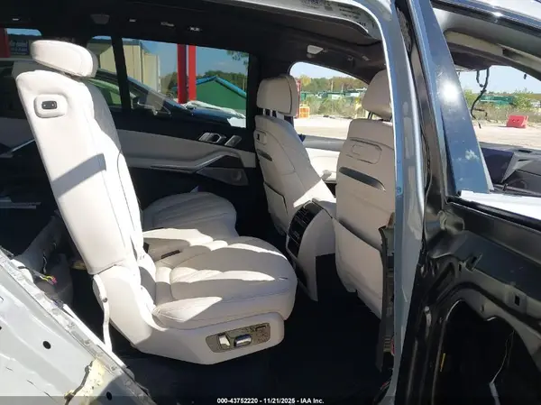 5UX33EM00R9V47434 2024 BMW X7 - Image 8