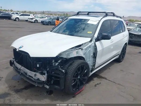 5UX33EM00S9X88674 2025 BMW X7 - Image 2