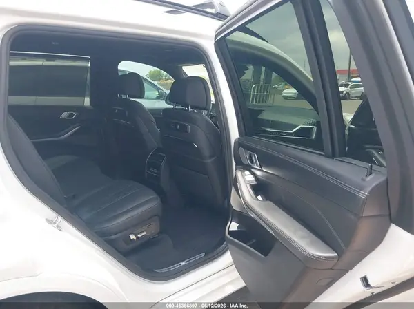5UX33EM00S9X88674 2025 BMW X7 - Image 8