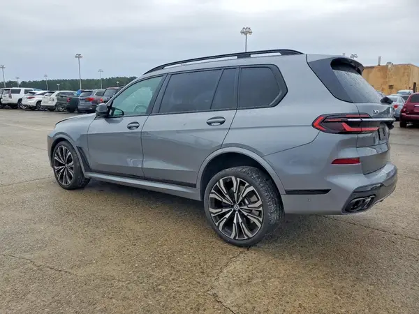 5UX33EM02P9R04545 2023 BMW X7 - Image 2