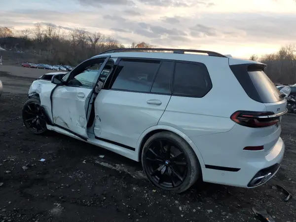 5UX33EM02R9V87434 2024 BMW X7 - Image 2
