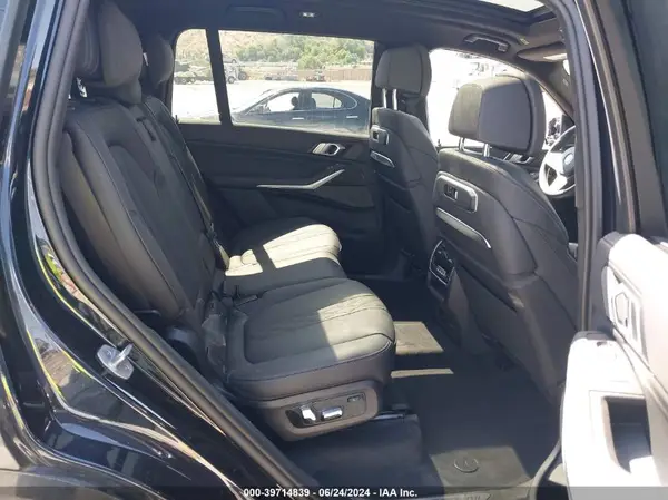 5UX33EM03R9U42130 2024 BMW X7 - Image 8