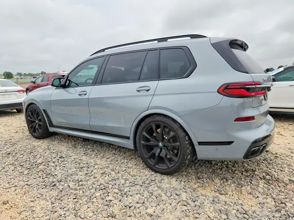 5UX33EM03T9098418 2026 BMW X7 - Image 2
