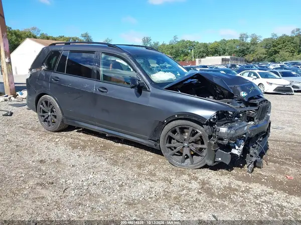 5UX33EM03T9362009 2026 BMW X7 - Image 1