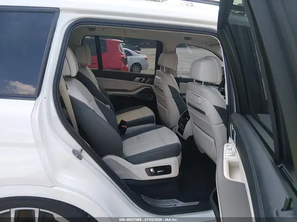 5UX33EM04P9P47469 2023 BMW X7 - Image 8