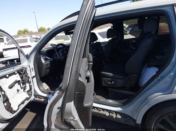 5UX33EM05R9S86530 2024 BMW X7 - Image 8