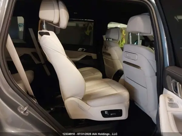 5UX33EM05R9U25622 2024 BMW X7 - Image 8