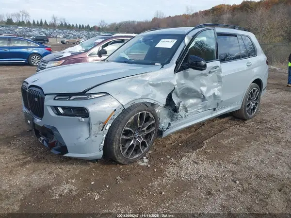 5UX33EM05T9105143 2026 BMW X7 - Image 2