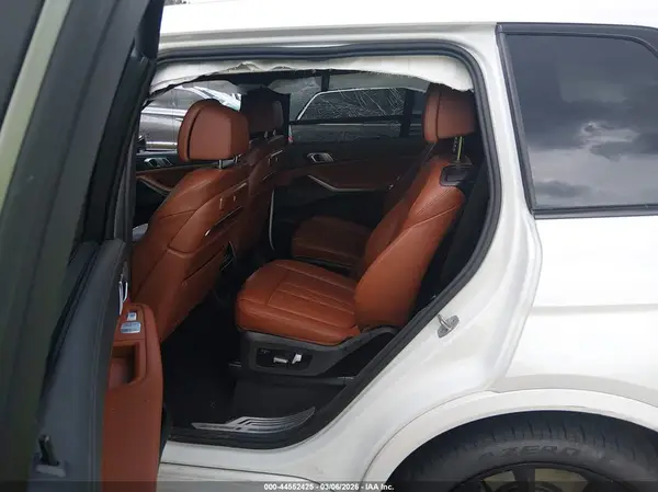 5UX33EM06P9R31800 2023 BMW X7 - Image 8