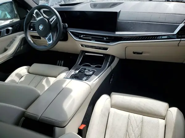5UX33EM06S9Y31091 2025 BMW X7 - Image 8