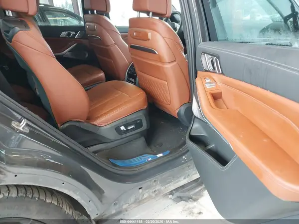 5UX33EM07R9T37932 2024 BMW X7 - Image 8