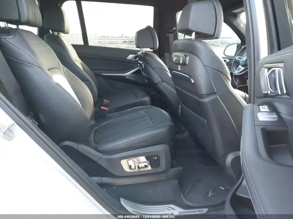 5UX33EM07R9U16162 2024 BMW X7 - Image 8