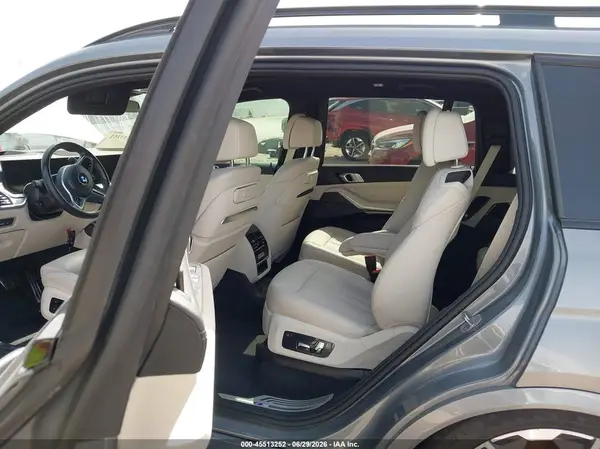 5UX33EM07R9U33964 2024 BMW X7 - Image 8