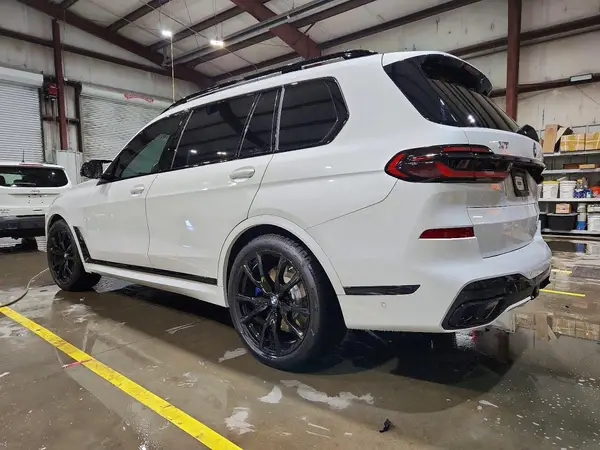 5UX33EM09T9045559 2026 BMW X7 - Image 2