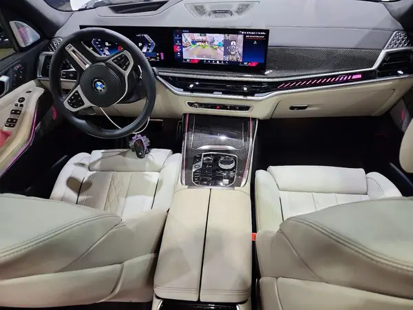 5UX33EM09T9045559 2026 BMW X7 - Image 8