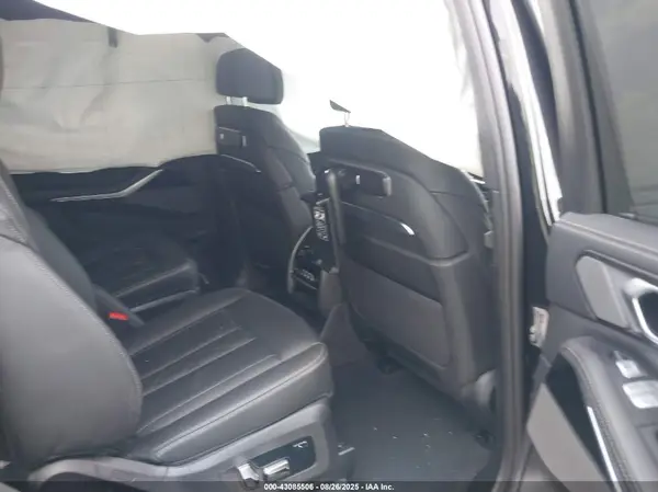 5UX33EM0XS9X98841 2025 BMW X7 - Image 8