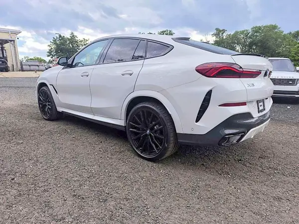 5UX33EX0XV9428831 2027 BMW X6 - Image 2