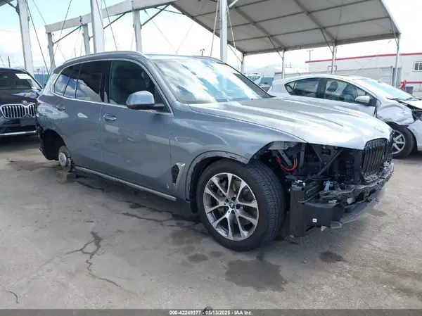 5UX43EU05S9X93776 2025 BMW X5 - Image 1