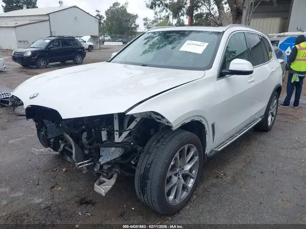 5UXCR4C09LLE30376 2020 BMW X5 - Image 2