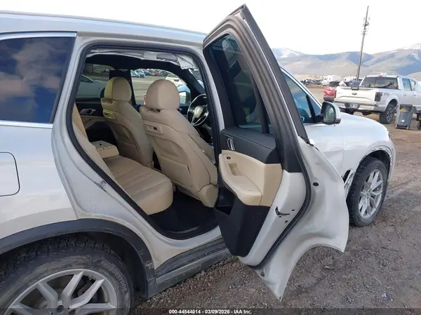 5UXCR6C53KLL11838 2019 BMW X5 - Image 8