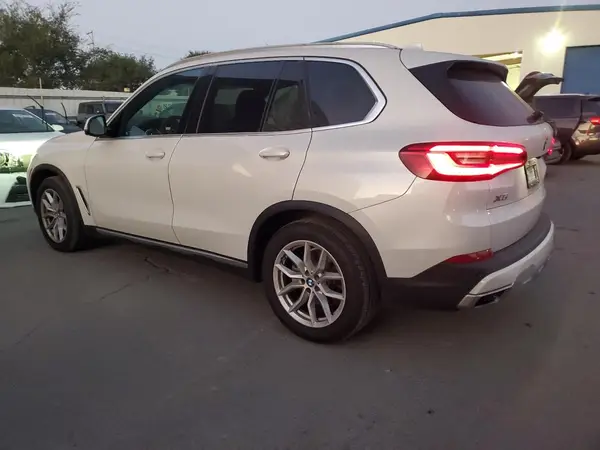 5UXCR6C54KLL03859 2019 BMW X5 - Image 2