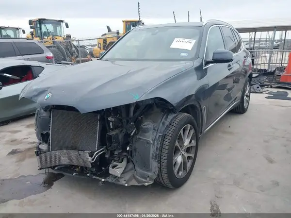 5UXCR6C55KLL04566 2019 BMW X5 - Image 2