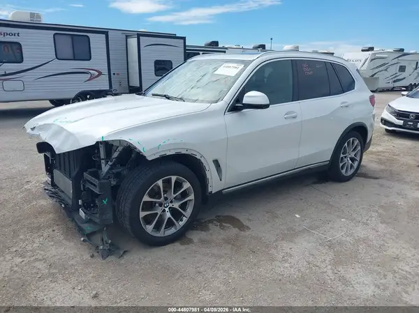 5UXCR6C55KLL34229 2019 BMW X5 - Image 2