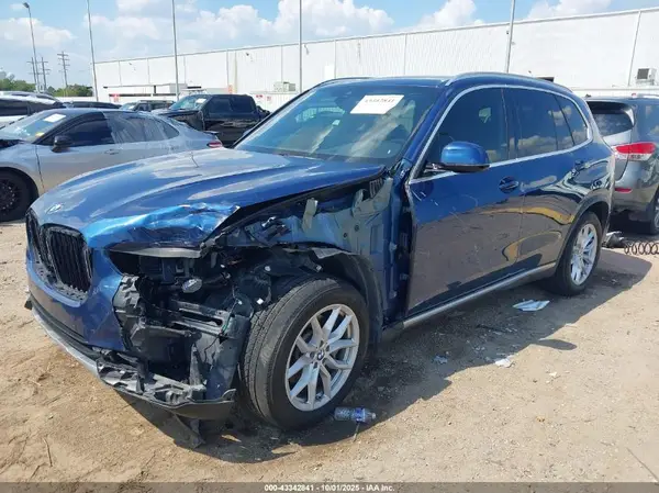5UXCR6C57KLL51971 2019 BMW X5 - Image 2