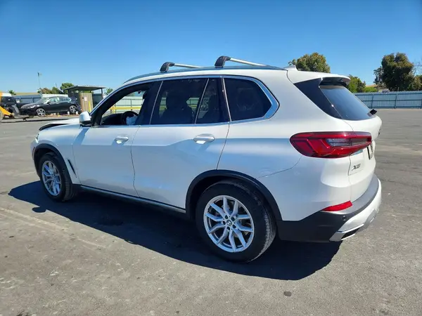 5UXCR6C58KLL03962 2019 BMW X5 - Image 2