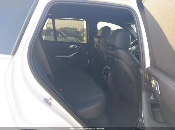 5UXCR6C5XKLL37045 2019 BMW X5 - Image 8